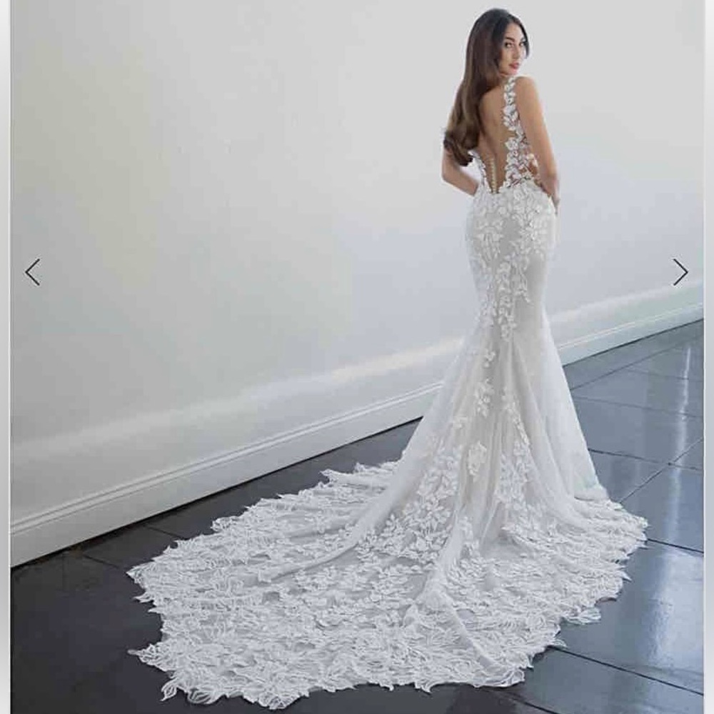 Marina Liana 1440. Open back, ivory, floral lace appliqué